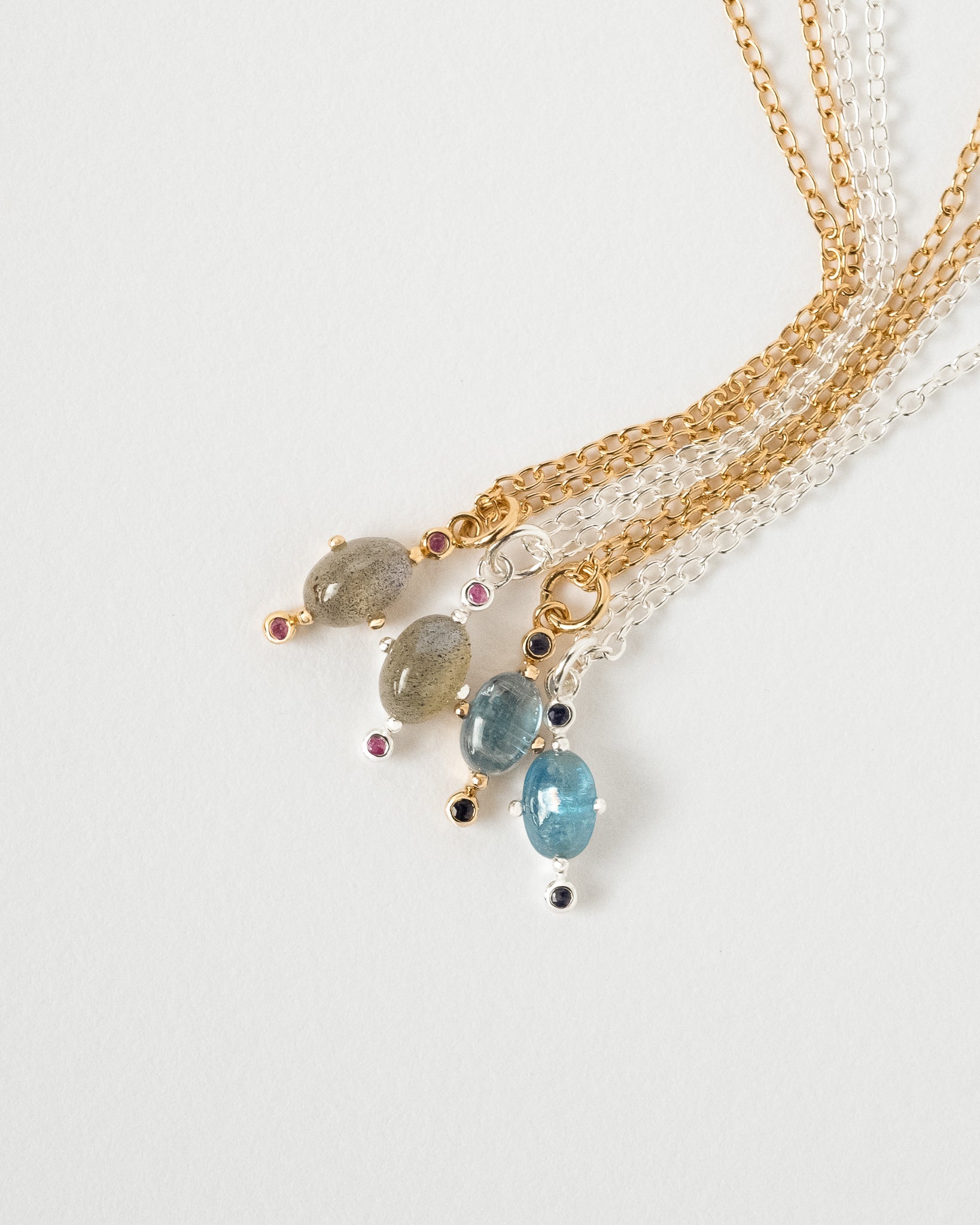 Minimalistic necklace in gold vermeil sapphire, labadorite, kyanite and iolite